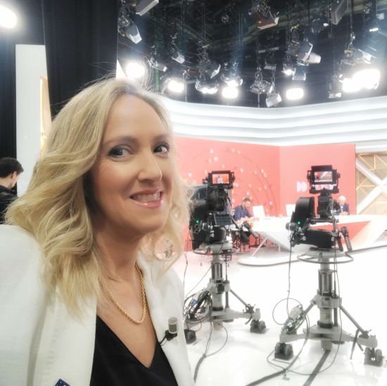 Cristina Peña analiza en Espejo Público la subida del combustible - Entre cámaras