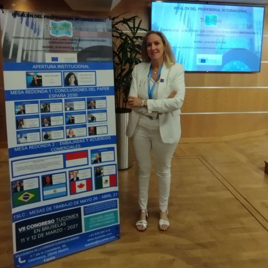 III Salón del Profesional Internacional España 2030 en la UE y la competitividad europea - Cristina con el cartel